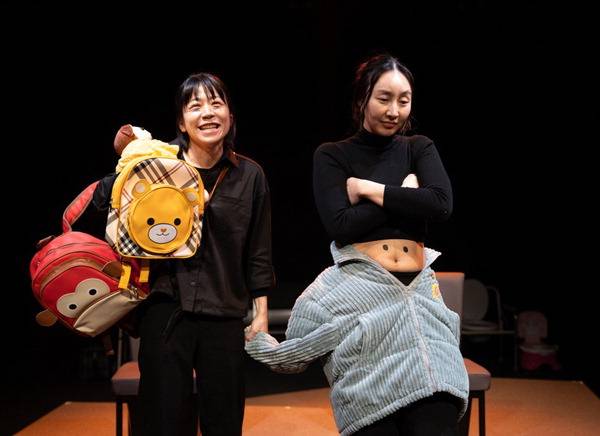 여성들의 삶 속 돌봄에 관해 이야기하는 연극 ‘정희정’의 공연 모습.  어댑터씨어터 제공