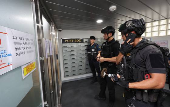 Police and military personnel search buildings on Sungshin Women's University's campuses in Seongbuk District, northern Seoul, for explosives after a report was filed on July 7. [YONHAP]
