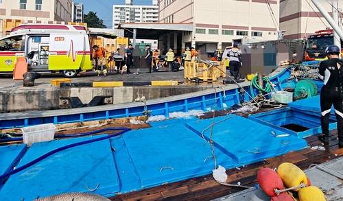 A fishing boat is docked at Dongho Port in Tongyeong, South Gyeongsang, on July 8. [YONHAP]