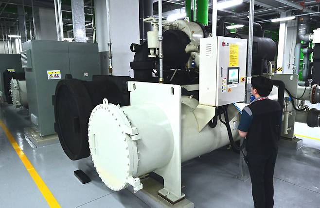 A turbo chiller installed in the main mechanical room at LG Science Park in Magok, Gangseo District, western Seoul [LG ELECTRONICS]
