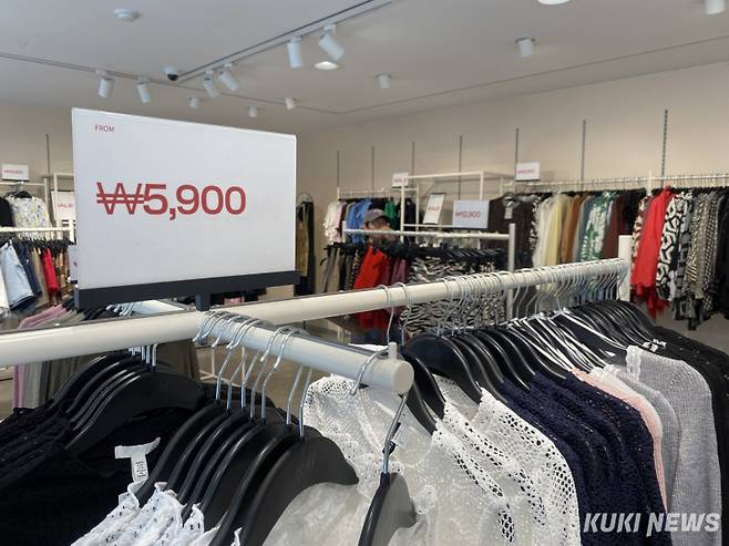 홍대입구 인근에 위치한 스파브랜드 매장. 5900원대의 의류를 판매하고 있다. 심하연 기자