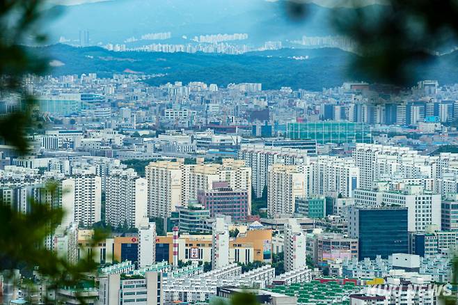 지난달 30일 인천 계양산에서 바라본 계양구 아파트 단지.&nbsp;