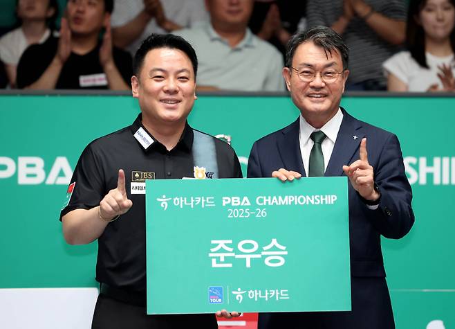 통산 6회 우승을 다음으로 미룬 조재호(왼쪽). 오른쪽은 성영수 하나카드 대표이사. PBA 제공