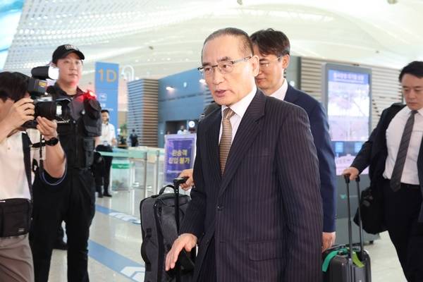 위성락 국가안보실장이 방미 일정을 위해 지난 6일 인천국제공항을 통해 미국 워싱턴DC로 출국하고 있다. 연합뉴스 