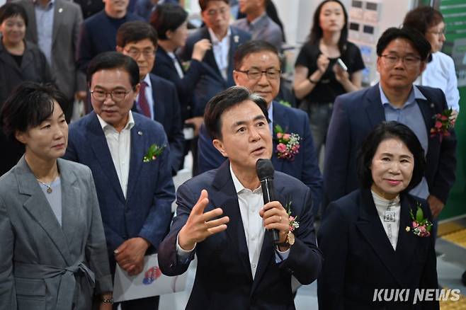 김태흠 충남지사가 8일 국내 최고 차세대 농업기술 선도대학인 연암대 그린테크 이노베이션센터 개관행사에 참석, 시설 가동을 축하하고 있다.&nbsp;