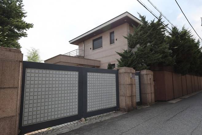 고(故) 이건희 삼성선대회장이 소유했던 서울 용산구 이태원동 단독주택이 최근 228억원에 매각된 것으로 8일 알려졌다. 연합뉴스