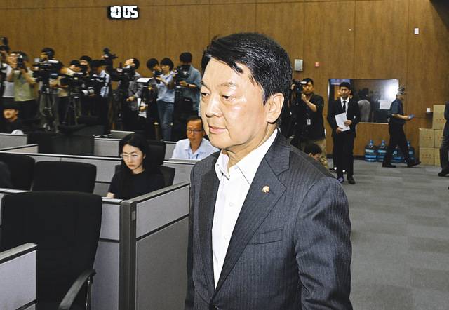 안철수 국민의힘 의원이 7일 국회 소통관 기자회견장에 들어가고 있다. 안 의원은 “합의되지 않는 날치기 혁신위를 거부한다”며 혁신위원장직을 사퇴하고 전당대회 출마를 선언했다. 최현규 기자