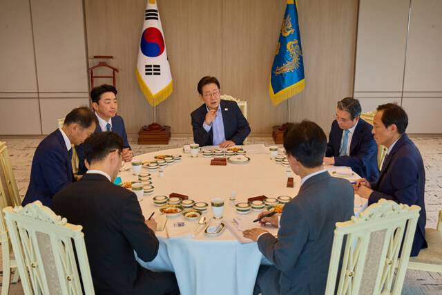 이재명 대통령이 7일 서울 용산 대통령실에서 열린 첫 국무총리 오찬 주례회동에서 김민석 총리와 대화하고 있다. 이 대통령은 김 총리에게 의대생 및 전공의 복귀와 관련해 “적극적으로 문제 해결에 나서 달라”고 당부했다. 대통령실 제공