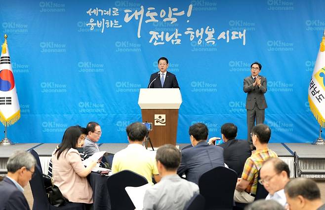 김영록 전라남도지사가 8일 순천 에코그라드호텔에서 민선8기 출범3년 기자간담회를 갖고 '전남동부권 성과와 비전'을 발표하고 있다. 전남도 제공