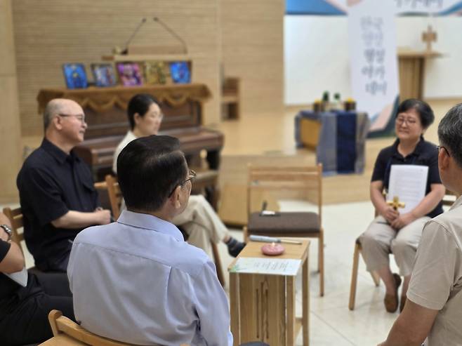 영성훈련아카데미 참가자들이 지난 7일 경기도 포천 광림세미나하우스에서 경청모임을 진행하고 있다. 발언자 손에는 십자가 모형의 막대가 들려있다.