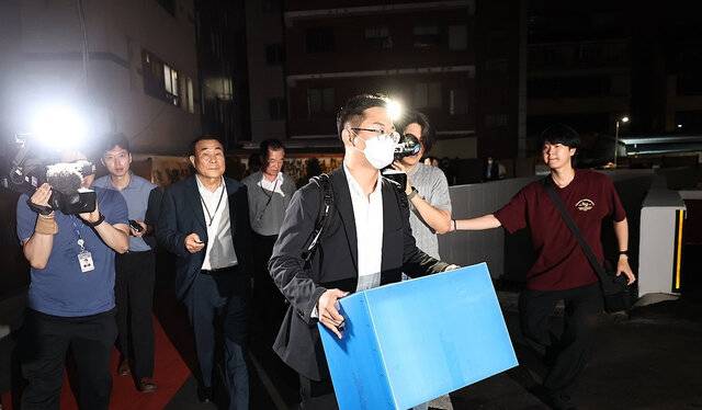 윤석열 전 대통령 배우자 김건희 여사를 둘러싼 각종 의혹을 수사하는 민중기 특별검사팀이 지난 3일 서울 종로구 삼부토건이 입주한 빌딩에서 압수수색을 마친 뒤 압수품을 들고 이동하고 있다. 사진공동취재단