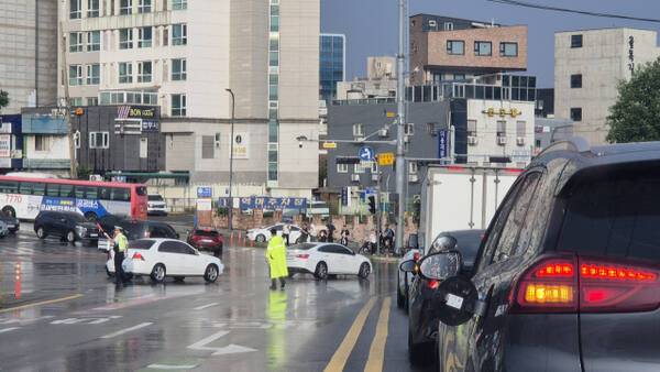 8일 오후 6시께 수원역 오거리. 신호등이 돌연 작동 불능 상태에 빠지며 경찰이 교통 통제에 나서고 있다. 독자 제공