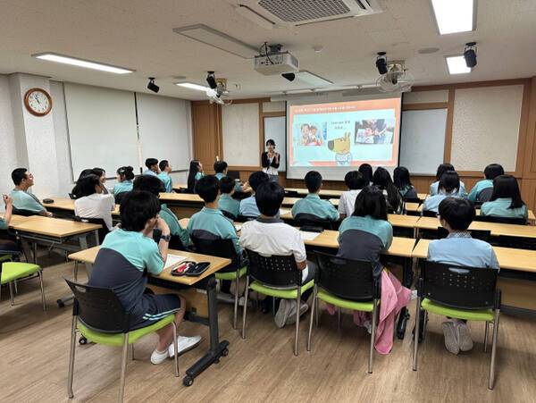 장기중학교 학생들이 대학생 강사로부터 강의를 청취하고 있다. 김포교육지원청 제공