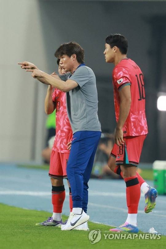 교체 투입 앞둔 강상윤에게 작전 지시하는 홍명보 감독 / 사진=연합뉴스