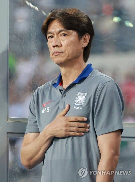 국기에 경례하는 홍명보 감독 / 사진=연합뉴스