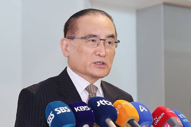 위성락 국가안보실장이 방미 일정을 위해 지난 6일 인천국제공항을 통해 미국 워싱턴DC로 출국하기 앞서 취재진의 질문에 답하고 있다. / 사진=연합뉴스