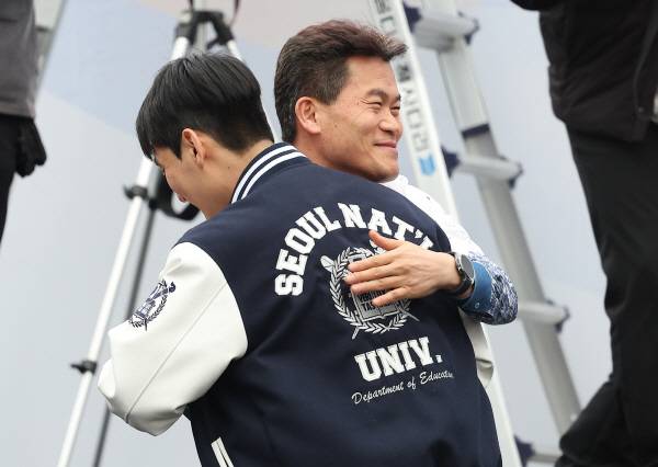 ▲ 전한길씨가 지난 3월15일 경북 구미시 구미역 앞에서 열린 세이브코리아 주최 윤석열 대통령 탄핵 반대 집회인 국가비상기도회에서 대학생 발언자와 포옹하고 있다. ⓒ연합뉴스