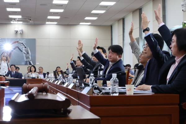 ▲지난 7일 국회 과학기술정보방송통신위원회 전체회의에서 여당 위원들이 공영방송 지배구조 개편을 골자로 하는 이른바 '방송3법'에 대해 찬성 표결하고 있다. ⓒ연합뉴스