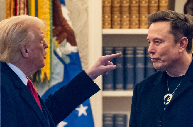 일론 머스크 테슬라 최고경영자(CEO·오른쪽)와 도널드 트럼프 미국 대통령이 지난 3월 백악관에서 대화하는 모습. [AFP = 연합뉴스]