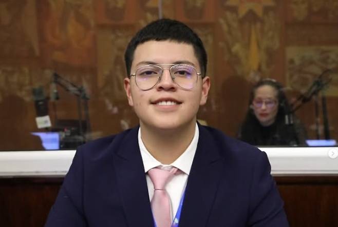 남미 에콰도르에서 최연소 10대 국회의원이 회의 중 자료에 낙서 같은 그림을 그렸다가 징계받을 처지에 놓였다. [사진출처 = 세라노 의원 인스타그램]