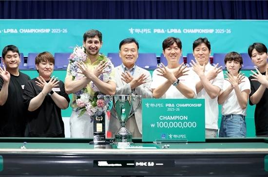 마르티네스가 소속팀인 크라운해태 선수 및 임직원과 기념촬영하고 있다.  (사진=PBA)