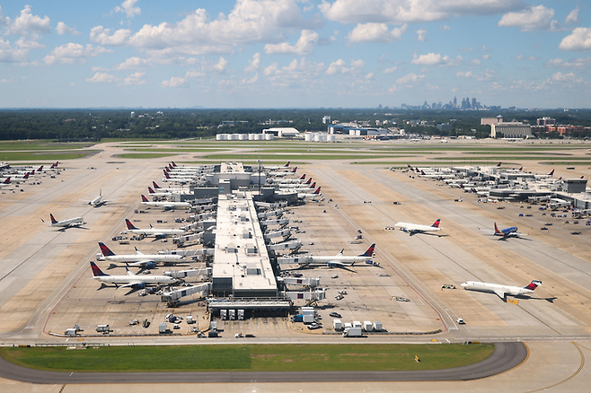 조지아주 애틀랜타의 하츠필드-잭슨 애틀랜타 국제공항 주기장에 대기중인 항공기들의 모습. [AFP=연합뉴스]
