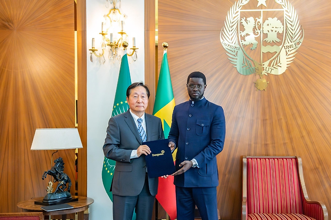 동원산업 총괄임원 이명우 부회장을 비롯한 방문단이 7일 바시루 디오마예 파예 세네갈 대통령(오른쪽)을 예방했다. [사진제공=동원산업]