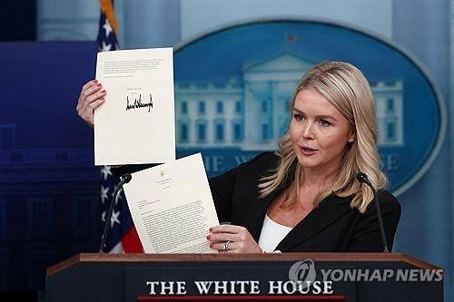 트럼프 대통령의 관세 서한 내보이는 레빗 백악관 대변인 [로이터 = 연합뉴스]