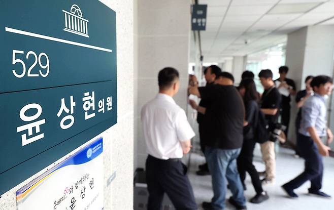 김건희 특검 관계자들이 공천 개입 의혹과 관련해 8일 서울 여의도 국회 의원회관 내 윤상현 국민의힘 의원실 압수수색에 나섰다.  이충우 기자