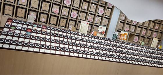 일본 홍차 전문점 ‘루피시아’ 지유가오카 본점. 다양한 홍차를 g 단위로 구매할 수 있다.