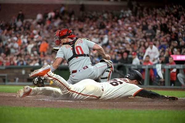 맷 채프먼이 8회 이정후의 타격 때 홈으로 들어오고 있다. 사진= Ed Szczepanski-Imagn Images= 연합뉴스 제공