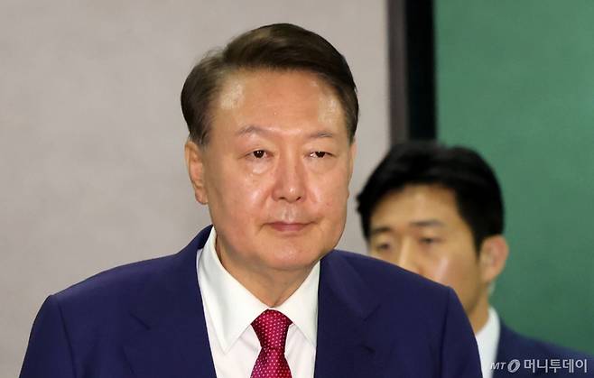 [서울=뉴시스] 홍효식 기자 = 윤석열 전 대통령이 5일 오후 서울 서초구 서울고등검찰청에 마련된 내란특검 사무실에서 2차 대면 조사를 마친 뒤 귀가하고 있다. 2025.07.06. yesphoto@newsis.com /사진=홍효식