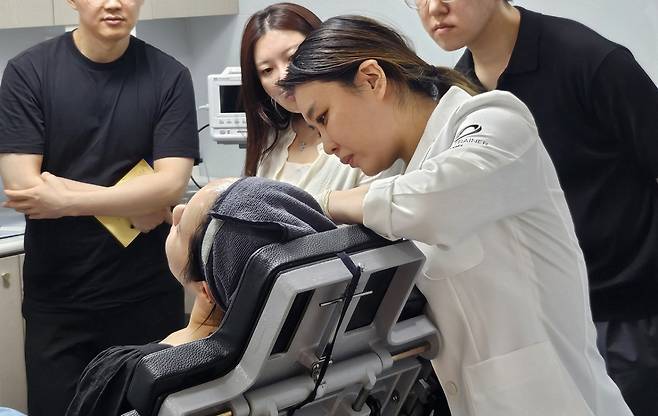 휴젤이 경상남도 양산에 위치한 미호의원에서 진행한 '휴젤 트레이닝 세미나'를 성료했다./사진제공=휴젤