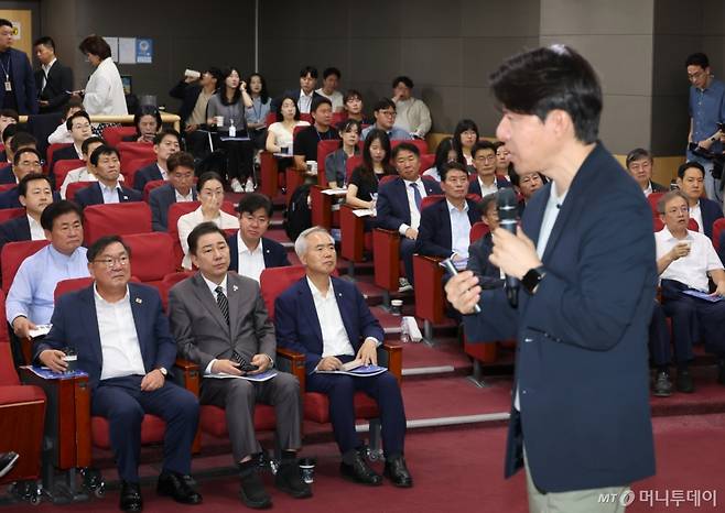 [서울=뉴시스] 고승민 기자 = 김병기 더불어민주당 원내대표와 김태년 의원 등 의원들이 8일 서울 여의도 국회 의원회관에서 열린 '경제는 민주당 : 코스피 5000시대 실현을 위해 민주당이 할 일 : ①부동산편' 특강에서 이광수 애널리스트의 강연을 듣고 있다. 2025.07.08. kkssmm99@newsis.com /사진=고승민