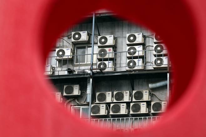 전국적인 폭염이 이어지고 있는 2일 서울의 한 건물 외벽에 설치된 에어컨 실외기가 빠르게 돌아가고 있다. 전력거래소에 따르면 장마가 지나고 역대급 폭염이 기승을 부리면서 최대 전력수요도 급등하고 있다. 전력당국은 오는 5~9일 오후 5~6시에 올여름 최대 전력 수요가 발생할 것으로 보고 있다. /사진=뉴스1.