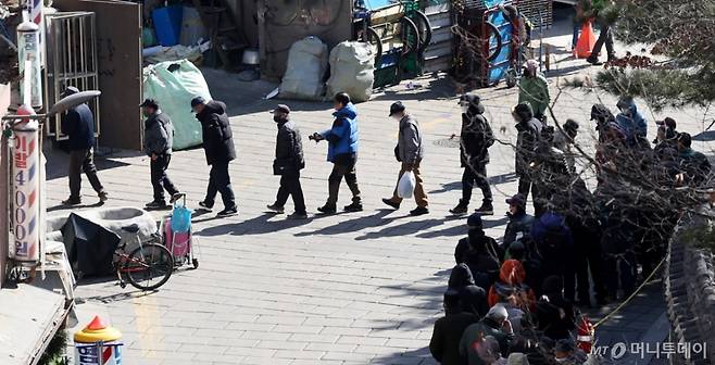 [서울=뉴시스] 추상철 기자 = 20일 오전 서울 종로구 탑골공원 인근 무료급식소 앞에서 노인들이 길게 줄 서 있다. 국민건강보험공단 자료에 따르면 지난해 노인장기요양급여 건강보험공단 부담금이 14조8000억원에 육박하며 역대 최대치를 경신했다. 2025.02.20. scchoo@newsis.com /사진=추상철