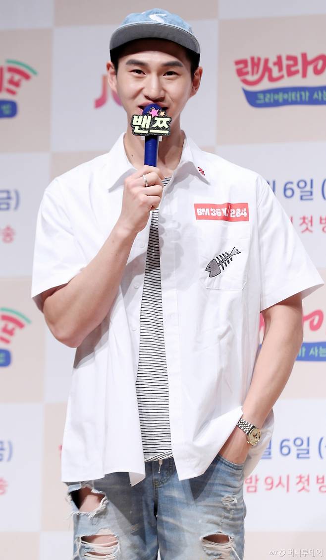 유투브 크리에이터 밴쯔가 5일 오전 서울 마포구 상암동 JTBC에서 진행된 예능프로그램 '랜선라이프' 제작발표회에 참석해 포즈를 취하고 있다. /사진=김휘선 기자 hwijpg@