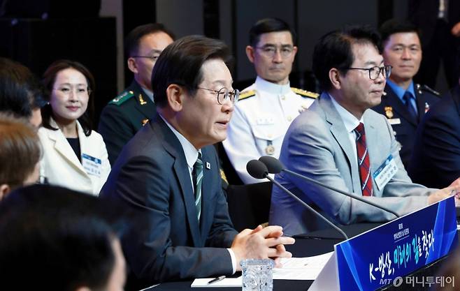 [서울=뉴시스] 최동준 기자 = 이재명 대통령이 8일 서울 용산구 그랜드 하얏트 서울에서 열린 제1회 방위산업의 날 토론회에서 발언하고 있다. (대통령실통신사진기자단) 2025.07.08. photocdj@newsis.com /사진=최동준