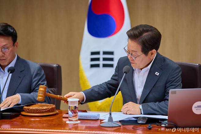 (서울=뉴스1) 허경 기자 = 이재명 대통령이 8일 서울 용산 대통령실 청사에서 열린 국무회의에서 의사봉을 두드리고 있다. (대통령실 제공. 재판매 및 DB 금지) 2025.7.8/뉴스1  Copyright (C) 뉴스1. All rights reserved. 무단 전재 및 재배포,  AI학습 이용 금지. /사진=(서울=뉴스1) 허경 기자