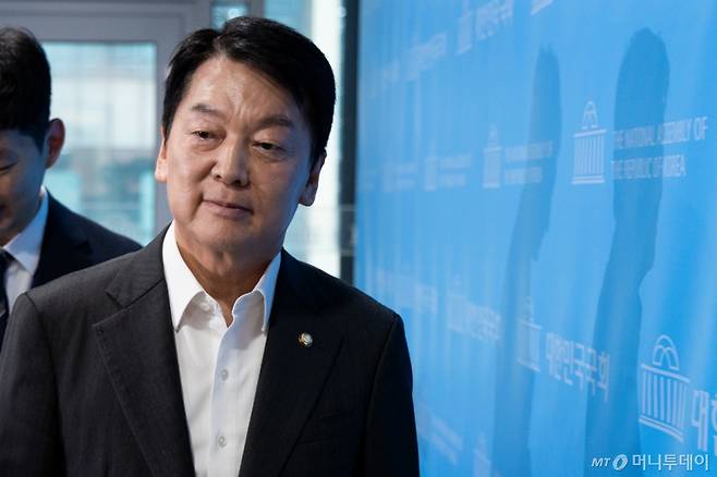 안철수 국민의힘 혁신위원장이 7일 서울 여의도 국회 소통관에서 기자회견을 열고 혁신위원장 사퇴 및 전당대회 출마를 밝힌 후 기자회견장을 나서고 있다. 2025.7.7/사진=뉴스1 /사진=(서울=뉴스1) 유승관 기자