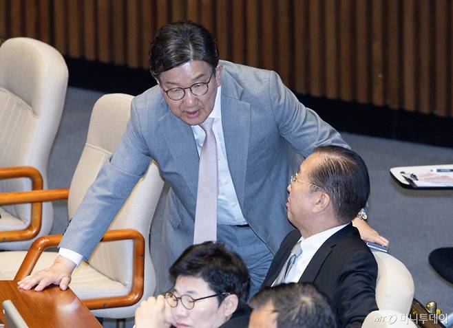 권영세 국민의힘 전 비상대책위원장과 권성동 전 원내대표가 5일 오후 서울 여의도 국회에서 열린 본회의에서 대화를 하고 있다. 2025.6.5/사진=뉴스1 /사진=(서울=뉴스1) 이재명 기자