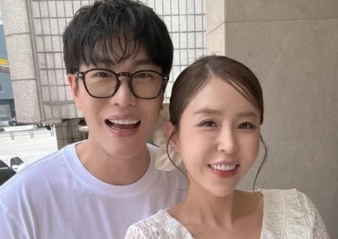 혼성그룹 코요태 신지가 연인이자 가수 문원을 둘러싼 각종 의혹에 대해 해명했다.  /사진=신지 인스타그램 캡처