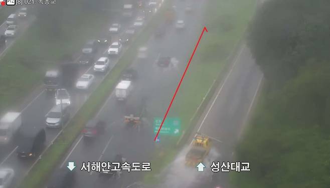 8일 오후 6시 8분쯤 서울 서부간선도로 성산대교 방향 신정교에서 목동교 구간이 침수됐다./사진=서울시 교통정보 시스템