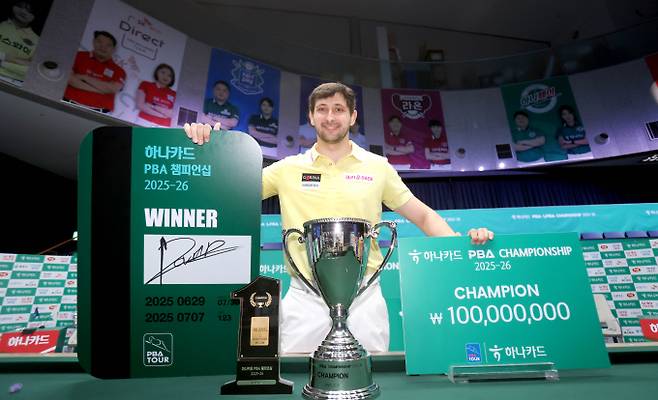 PBA 누적상금 10억원을 돌파한 다비드 마르티네스가 우승의 기쁨을 만끽했다. 사진은 지난 7일  경기 고양 킨텍스 PBA스타디움에서 열린 프로당구 2025-26시즌 2차투어 하나카드 PBA-LPBA 챔피언십 PBA 결승전에서 우승을 차지한 마르티네스의 모습. /사진=프로당구협회(PBA) 제공