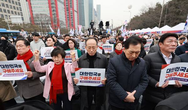 김기현, 추경호 국민의힘  의원 등이 1일 서울 여의대로에서 세이브코리아가 연 ‘3·1절 국가비상기도회’에서 윤석열 대통령 탄핵 기각을 촉구하며 기도하고 있다. 연합뉴스 (끝)