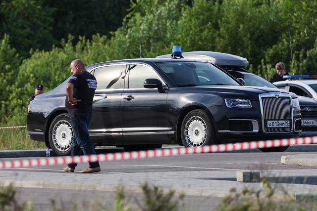 7일 해임된 로만 스타로보이트 전 러시아 교통장관이 자신의 차량에서 숨진 채 발견된 가운데 수사관들이 그의 차량을 조사하고 있다. 타스통신 연합뉴스