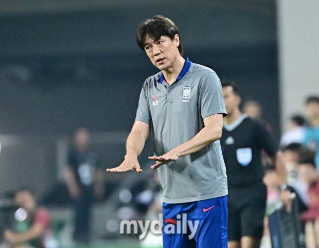홍명보 감독이 7일 중국과 경기에서 선수들에게 지시를 내리고 있다. /용인미르스타디움=한혁승 기자
