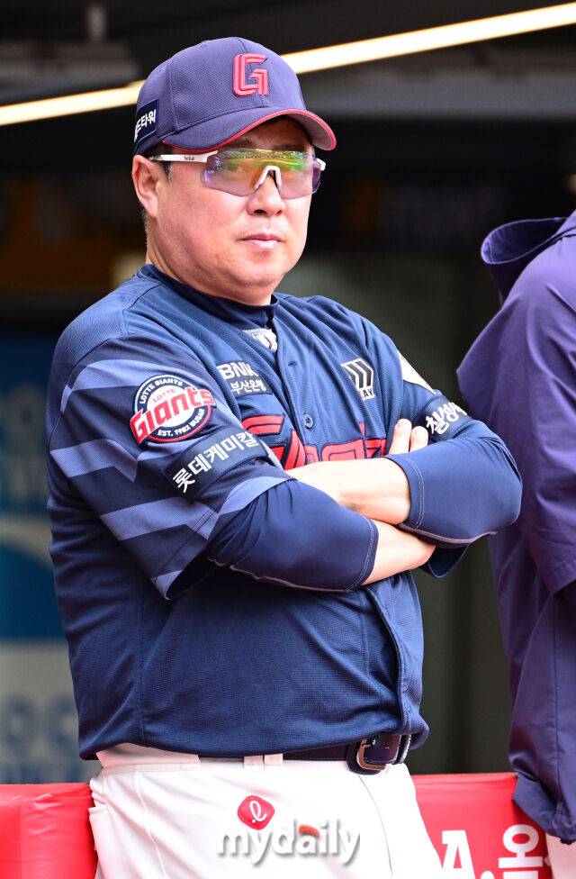 15일 오후 인천SSG랜더스필드에서 진행된 '2025 프로야구 KBO리그' 롯데-SSG의 경기.롯데 김태형 감독이 SSG 더그아웃을 바라보고 있다./마이데일리