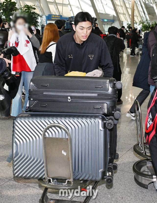 KIA 타이거즈 이의리가 스프링캠프 참가를 위해 23일 오전 인천국제공항을 통해 미국 캘리포니아주 어바인으로 출국하고 있다. KIA 타이거즈 선수단은 오는 25일부터 미국 캘리포니아주 어바인에서 스프링캠프를 갖고 체력 및 기술, 전술 훈련을 소화한다. 이후 2월 21일부터 3월 4일까지 일본 오키나와에서 연습경기를 갖고 본격적인 실전 체제에 돌입한다./마이데일리