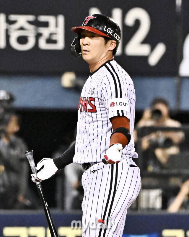 28일 오후 서울 잠실야구장에서 진행된 '2025 프로야구 KBO리그' LG트윈스와 한화이글스의 경기.LG 오지환이 7회말 1사 2,3루서 삼진을 당한 뒤 아쉬워 하고 있다./마이데일리